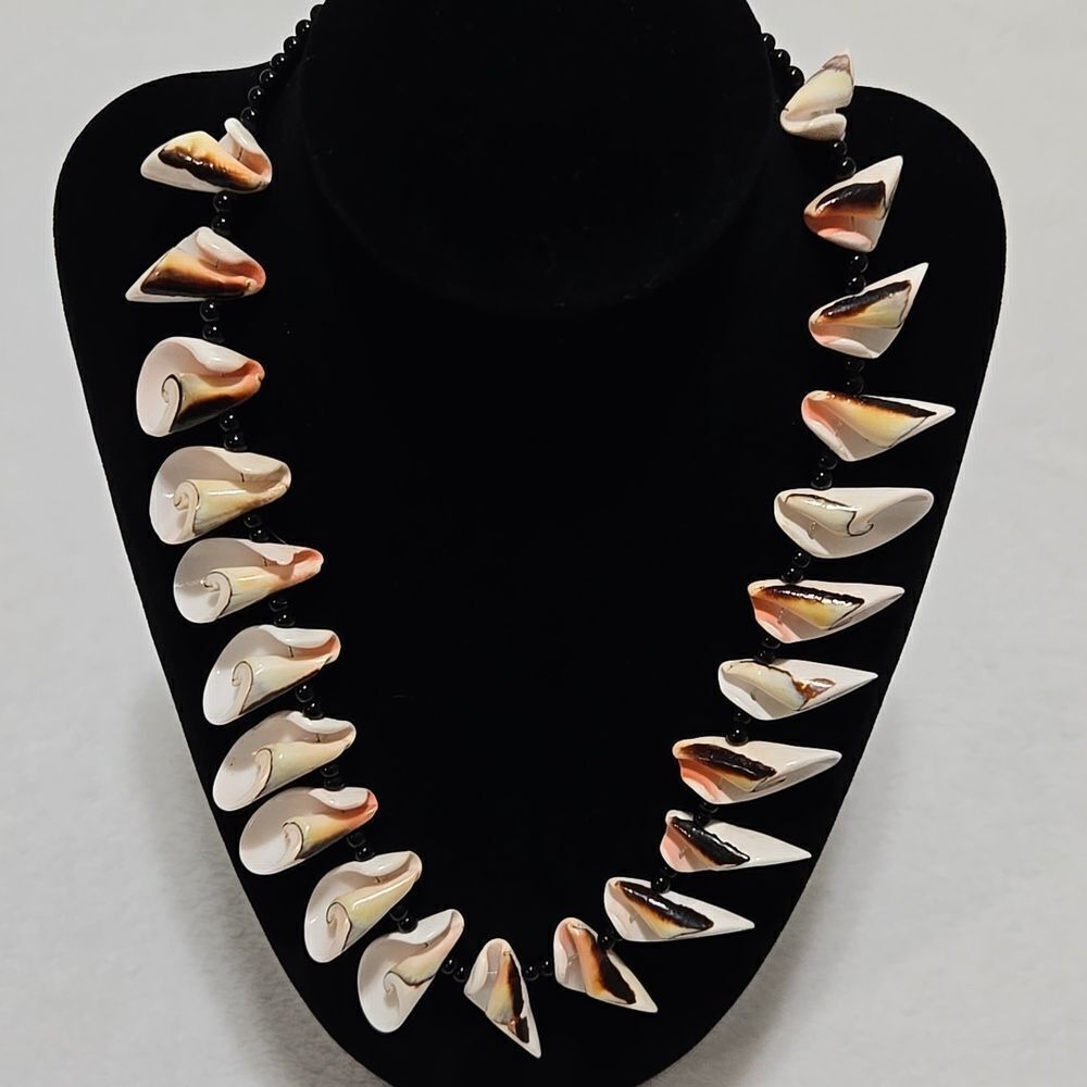 Vintage Luhuanas Conch Shell Necklace